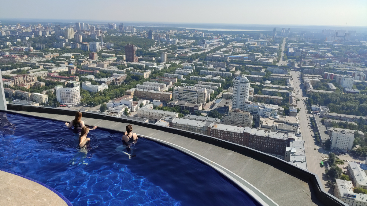 Бассейн с видом на город (skyvisotsky.ru)