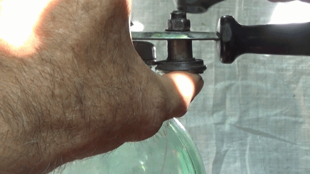 Откручиваем гайку крепления ролика .Придерживаем и закручиваем ключем .