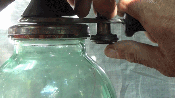 Подвигаем ролик в плотную к крышке 