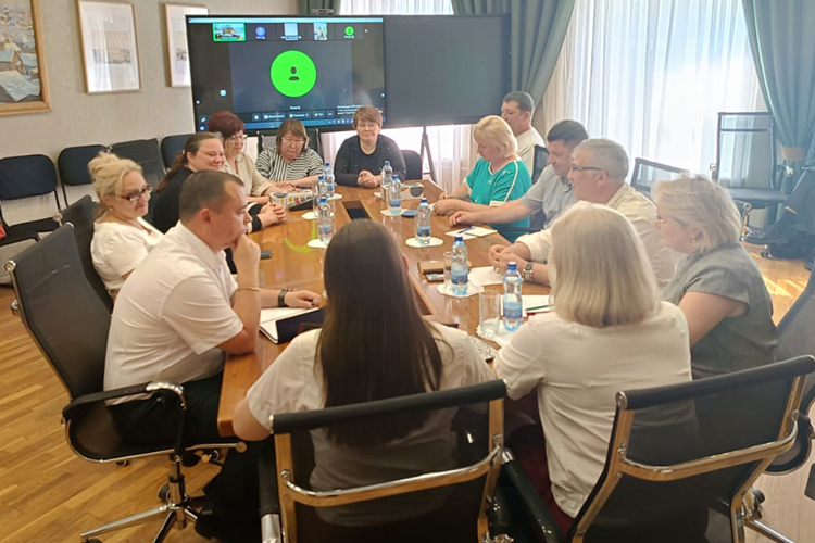    За круглым столом собрались предприниматели, представители Роспотребнадзора и уполномоченного при раисе РТ по защите прав предпринимателей.   
Фото: Анна Скрып