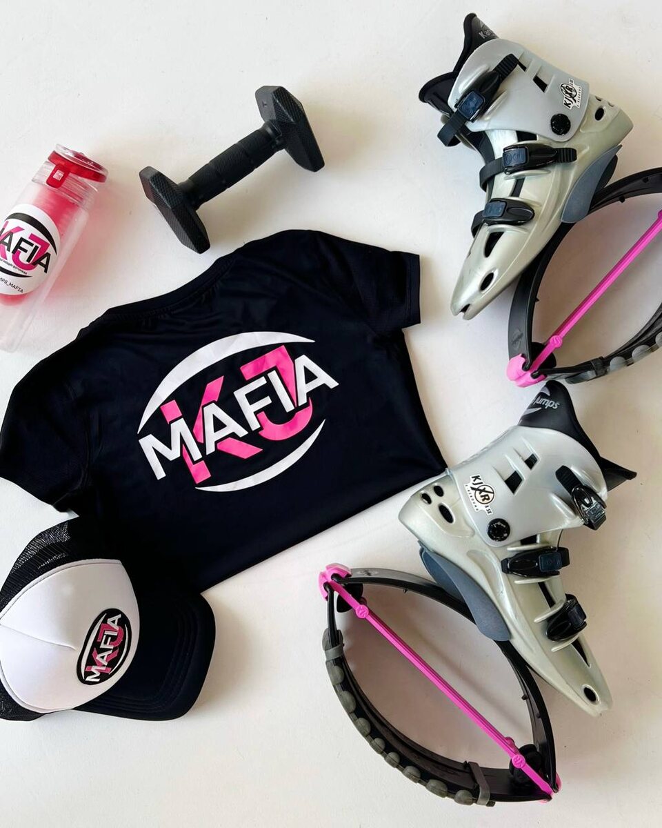 Представлена брендированная экипировка компании KJMafia. 