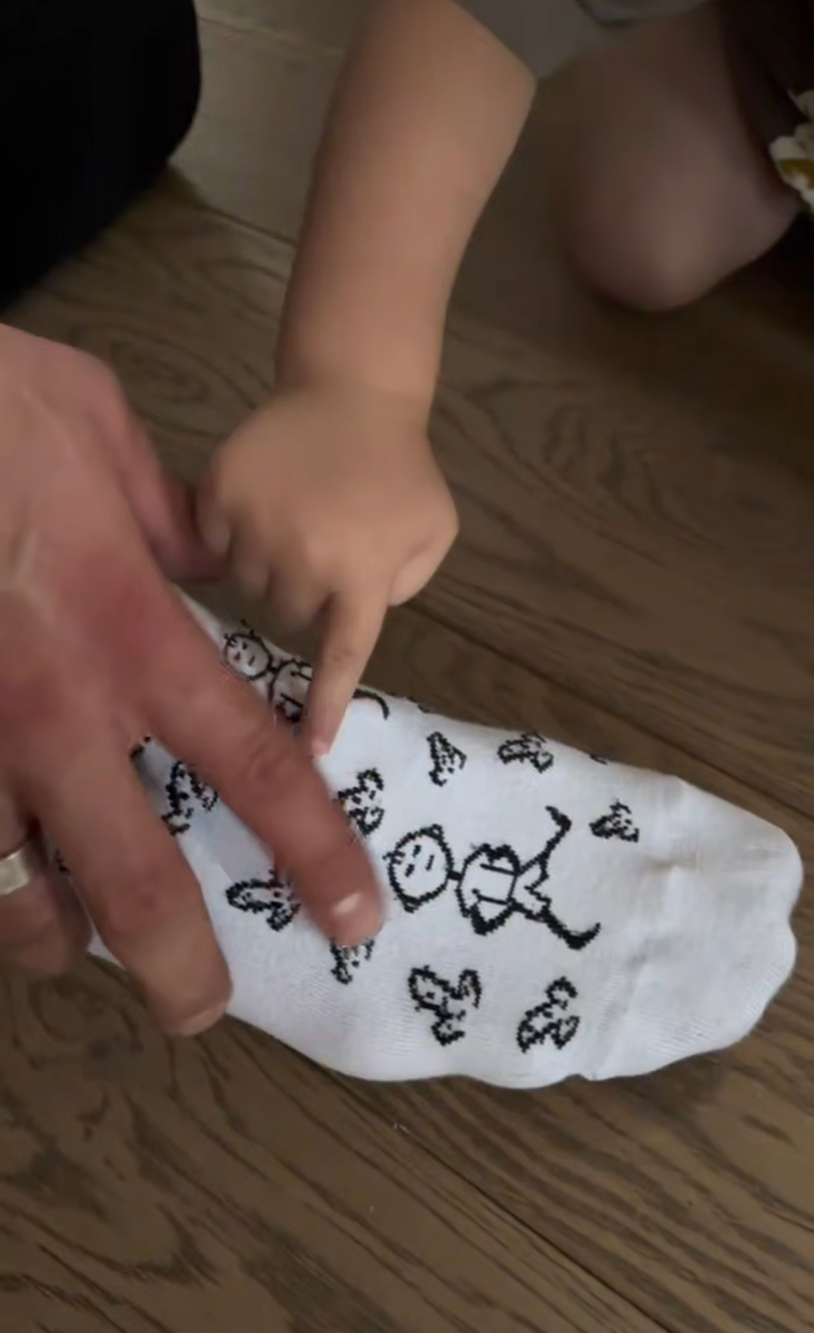 Маленький Микаэль с интересом рассматривал носки отца и уверенно называл то, что на них изображено 
