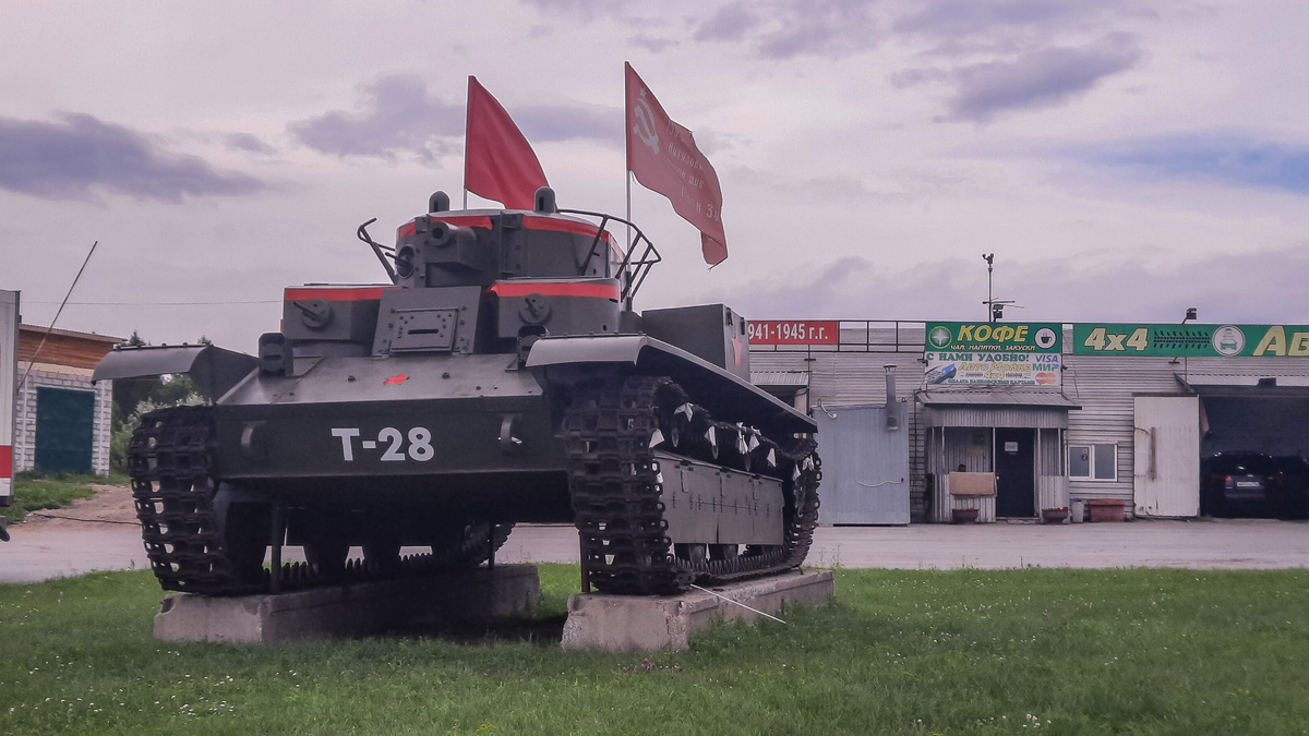Колыванская трасса, танк Т-28 на монументе