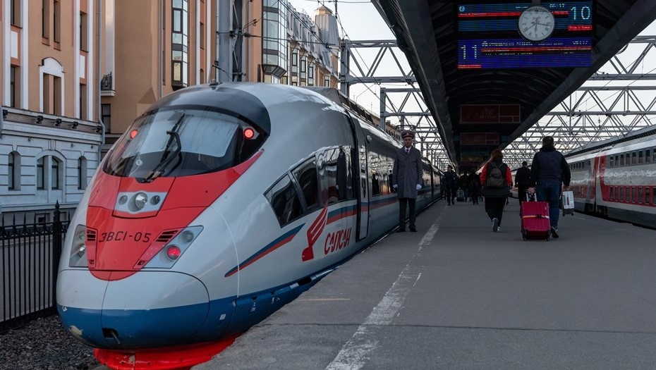    Утренний поезд Сапсан из Петербурга в Москву. Пассажиры с багажом идут по перрону и занимают места в вагонах. Автор фото: Тихонов Михаил/ДП