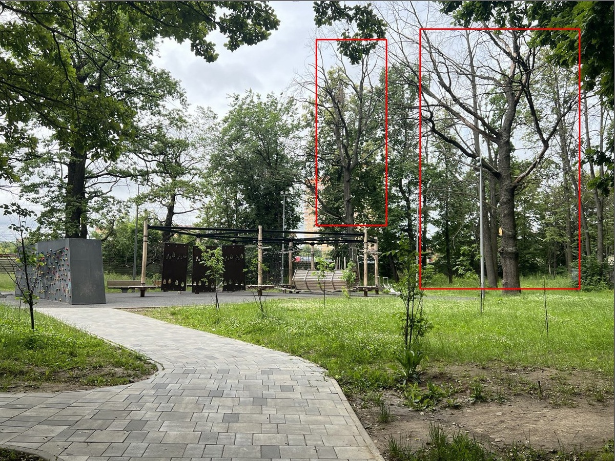 Вход на детскую площадку. Листаем карусель. Фото автора.