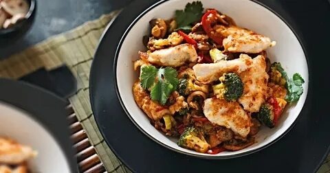 Когда времени в обрез, а хочется чего-то вкусного, полезного и необычного, на помощь приходит вок! Это не просто сковорода, а настоящий кулинарный инструмент, позволяющий приготовить сытный и ароматный ужин всего за 20 минут. Сегодня мы приготовим курицу с овощами в воке – блюдо, которое покорит вас своей простотой и ярким азиатским вкусом.