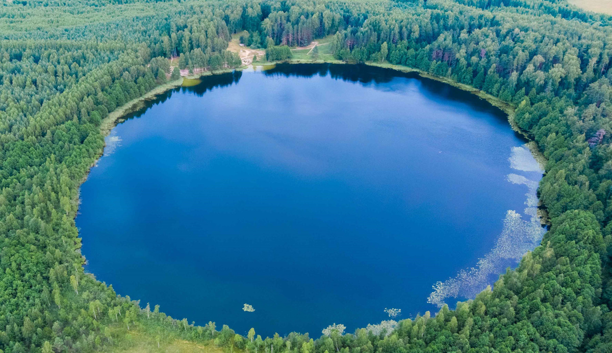 Это — озеро Светлояр.И, по легенде, на его дне скрыт город Китеж — невидимая столица древней Руси, которую нельзя найти обычным взглядом.