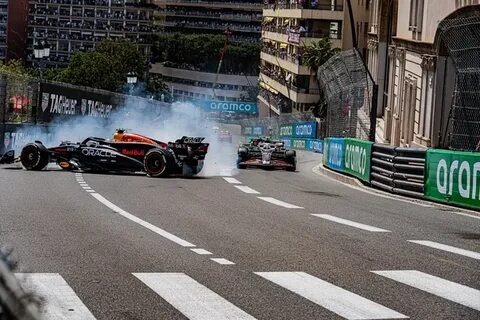 Ад на первом повороте**  
Старт — и сразу хаос. Два пилота впереди меня не успели даже разогнаться, как их выбросило в барьер на *Сент-Девот*. Я пронесся между ними, слыша, как обшивка чужого болида царапает мой корпус. **Третья позиция.