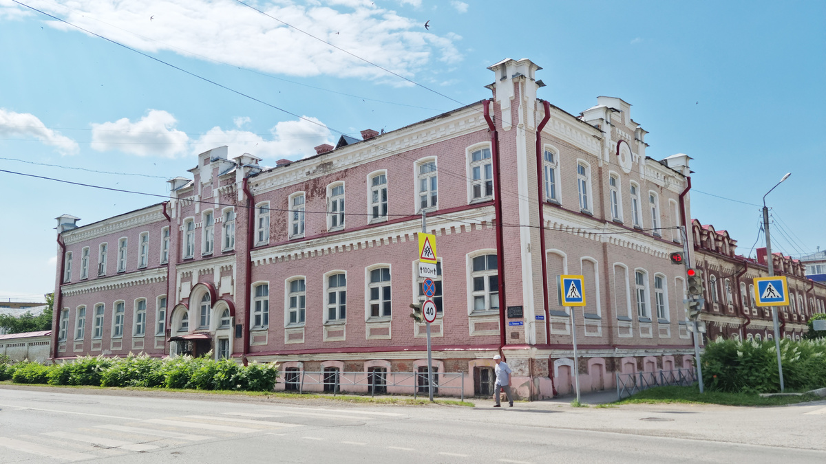 Главный корпус Кунгурского центра образования № 1 на улице Ленина, 79