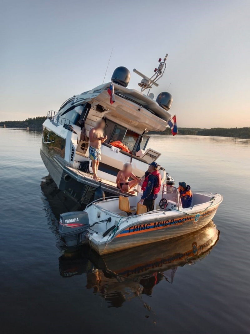    Яхта с туристами села на мель на Ладоге и пробила дноГоскомитет по безопасности