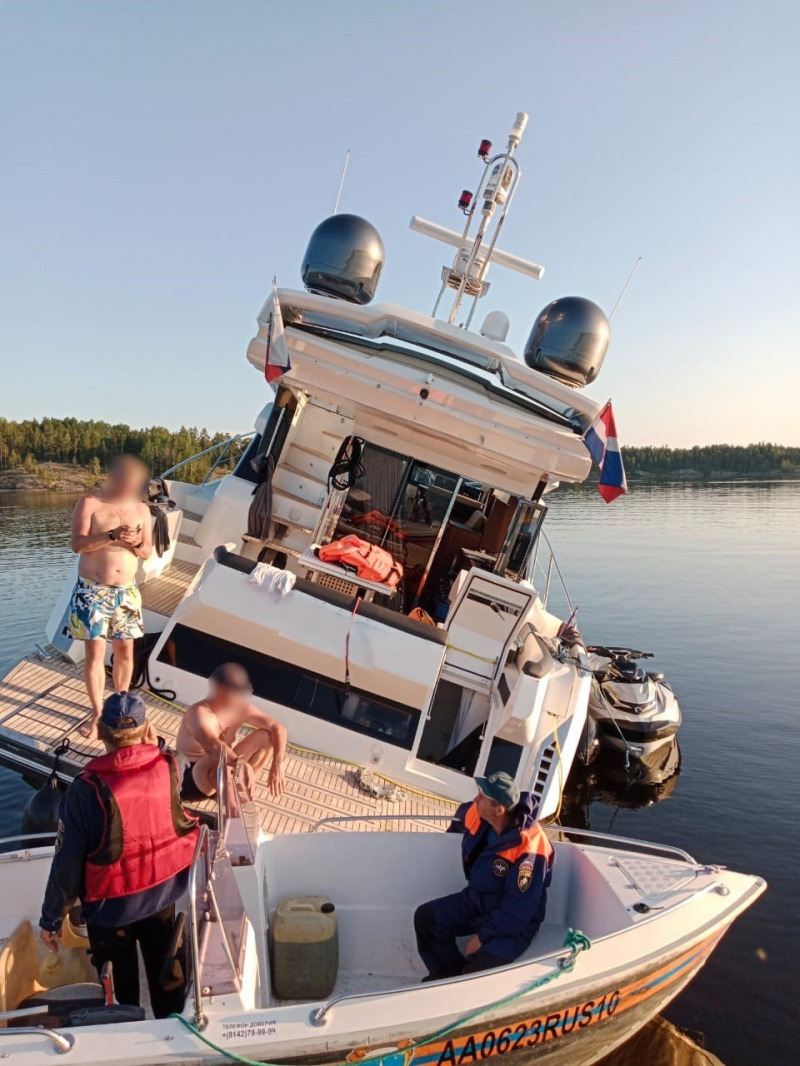    Яхта с туристами села на мель на Ладоге и пробила дноГоскомитет по безопасности