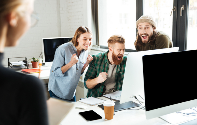    Улыбающиеся коллеги в офисе говорят. Фото: freepik.com, автор drobotdean admin