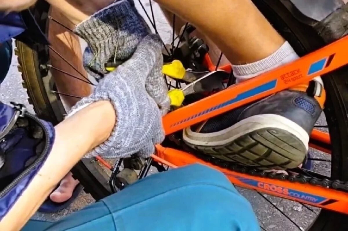    Ульяновские спасатели освободили ногу ребёнка из спиц велосипедного колеса