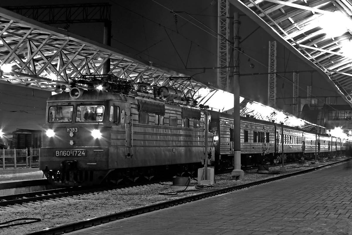 Электровоз ВЛ60К-1724 с пассажирским поездом Караганда – Кустанай. Фото Михаила Уткина, источник trainpix.org 