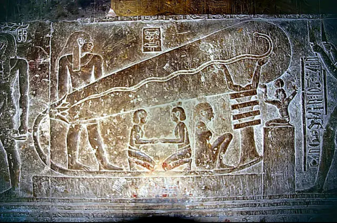Барельеф в Дендере — что это: символизм… или древний электроприбор? Фото взято из общедоступных источников.