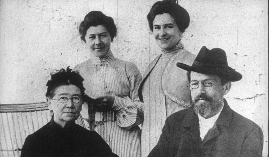 Антон Павлович с матерью, сестрой и женой