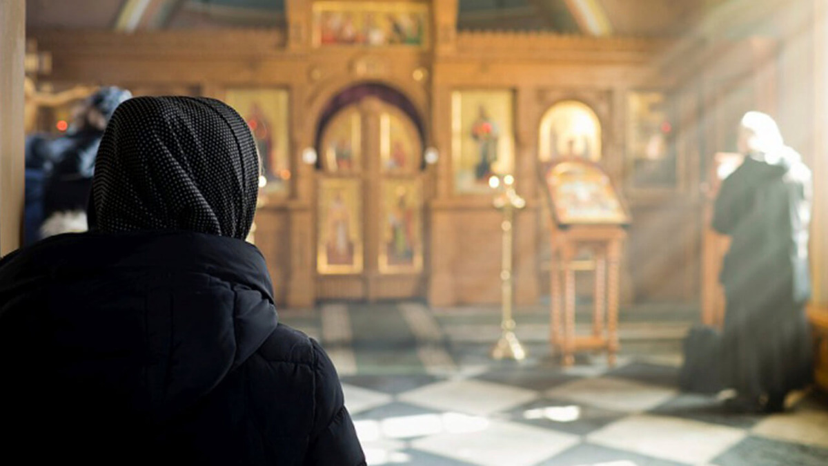 Женщина в храме. Источник Яндекс.Картинки