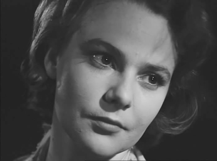 Итак, жила-была передовая ткачиха Катя Дорошевич... Кадр из фильма «Любовью надо дорожить» (1957). Скриншот.