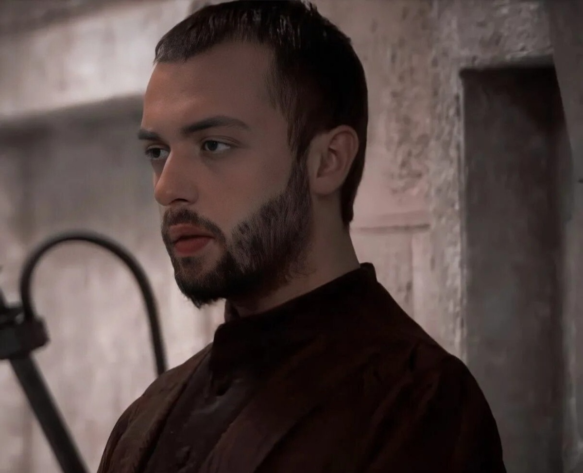 Неужели она влюбилась в него,в бедного грека? Нет, не может быть...