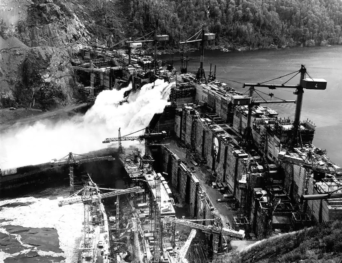 В 1963 году началась ещё одна советская стройка века — возведение плотины Саяно-Шушенской ГЭС.