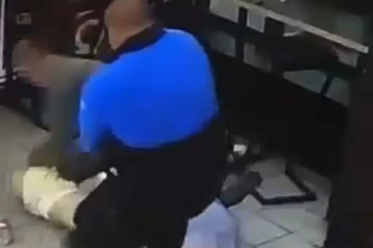    В Хабаровске посетитель вернулся в кафе из полиции и побил девушку