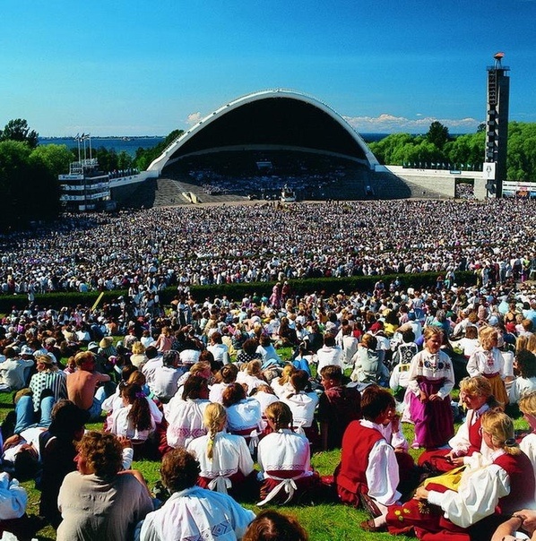 Эстонский праздник песни (эст. üldlaulupidu) — общегосударственный и национальный певческий праздник, где принимают участие различные хоровые коллективы и духовые оркестры. Праздник проводится каждые пять лет на территории Таллинского Певческого поля.