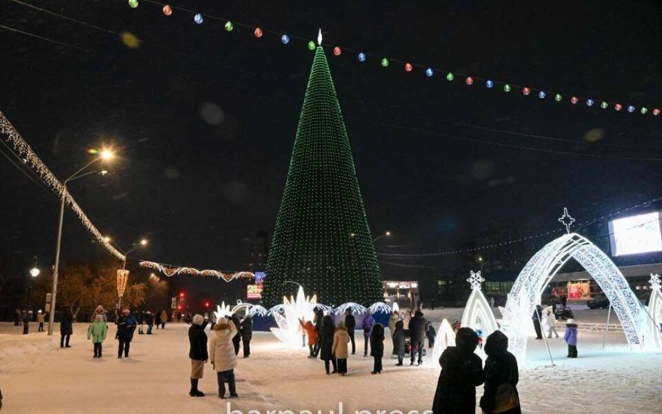    Новогодняя елка на площади Сахарова в Барнауле