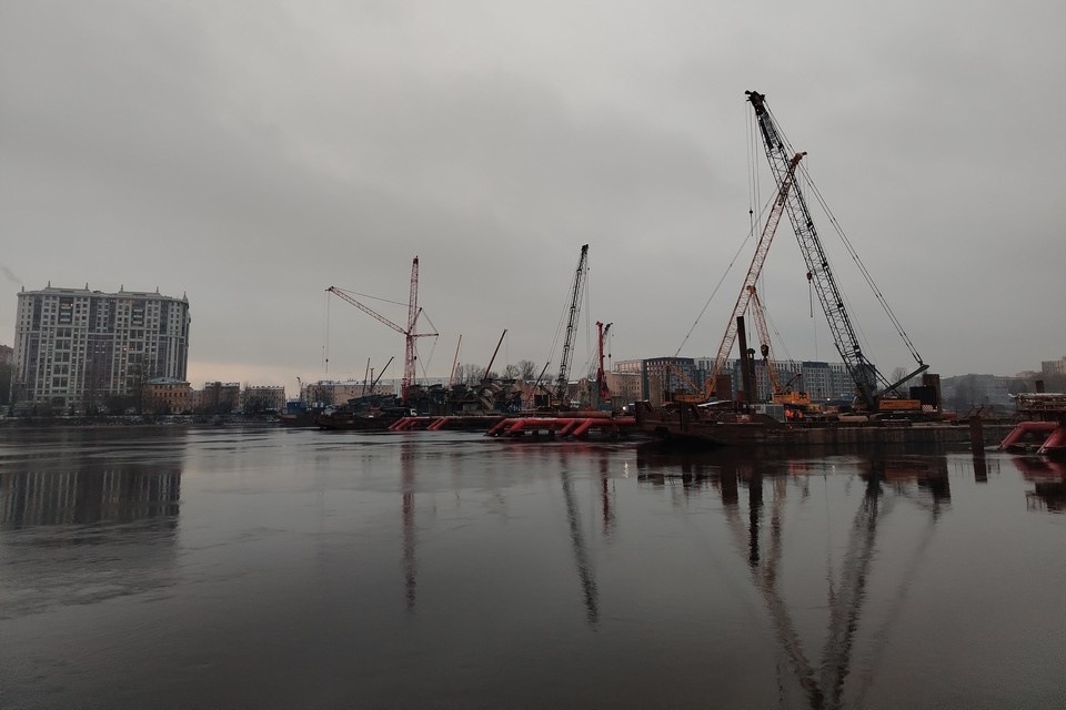    Ближайший к стройплощадке жилой дом покрывается трещинами. Арина МИФТАХУТДИНОВА
