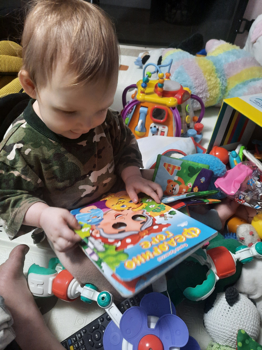 Рассматривает картинки, но читать не дает😅