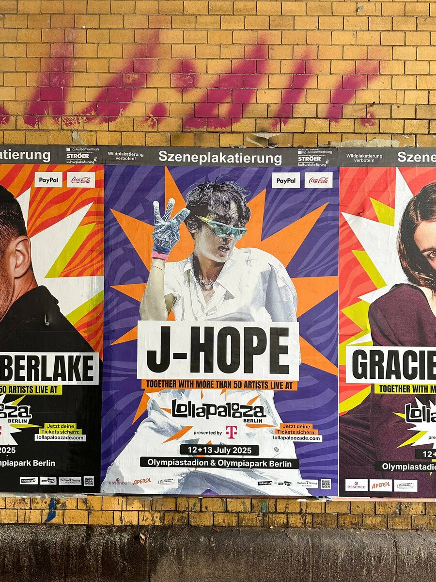 Плакаты с анонсом выступления на улицах Берлина