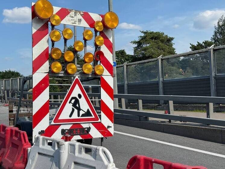     Дом вблизи стройки моста покрылся трещинами как снаружи, так и внутри, но постановления о расселении жителей нет. Фото: архив МК в Питере.