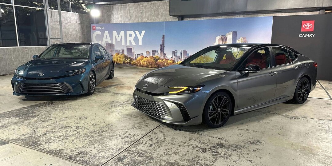 Toyota Camry 2.5 Hybrid 2025-гибридный эталон комфорта и эффективности.