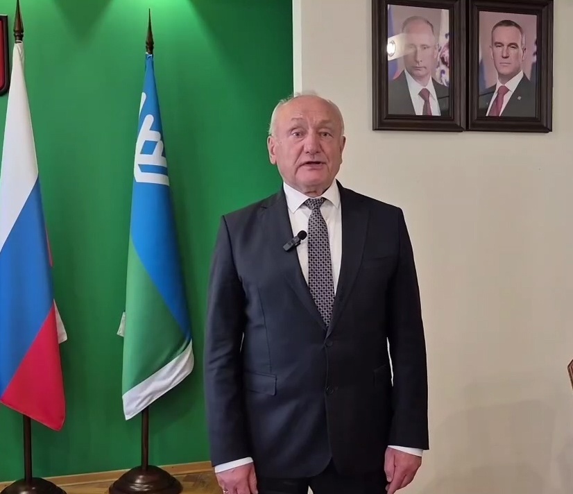    Старейший мэр Югры поздравил жителей региона с днем ИИ на разных языках