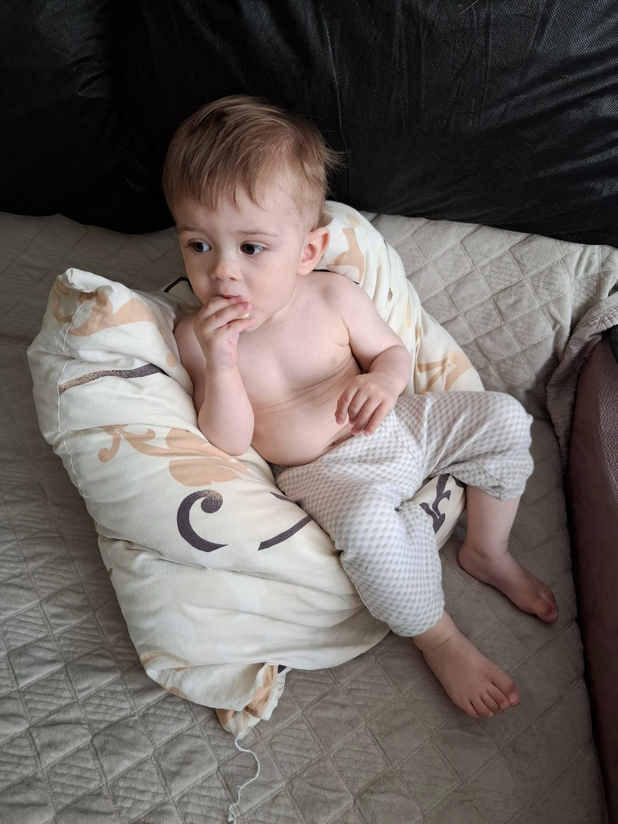 Пан-барон на "троне", печенье уплетает))