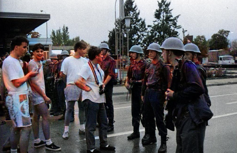 Один из эписодов событий тех дней. Слева словенские протестующие, справа солдаты югославской армии. Фото из Википедии. 