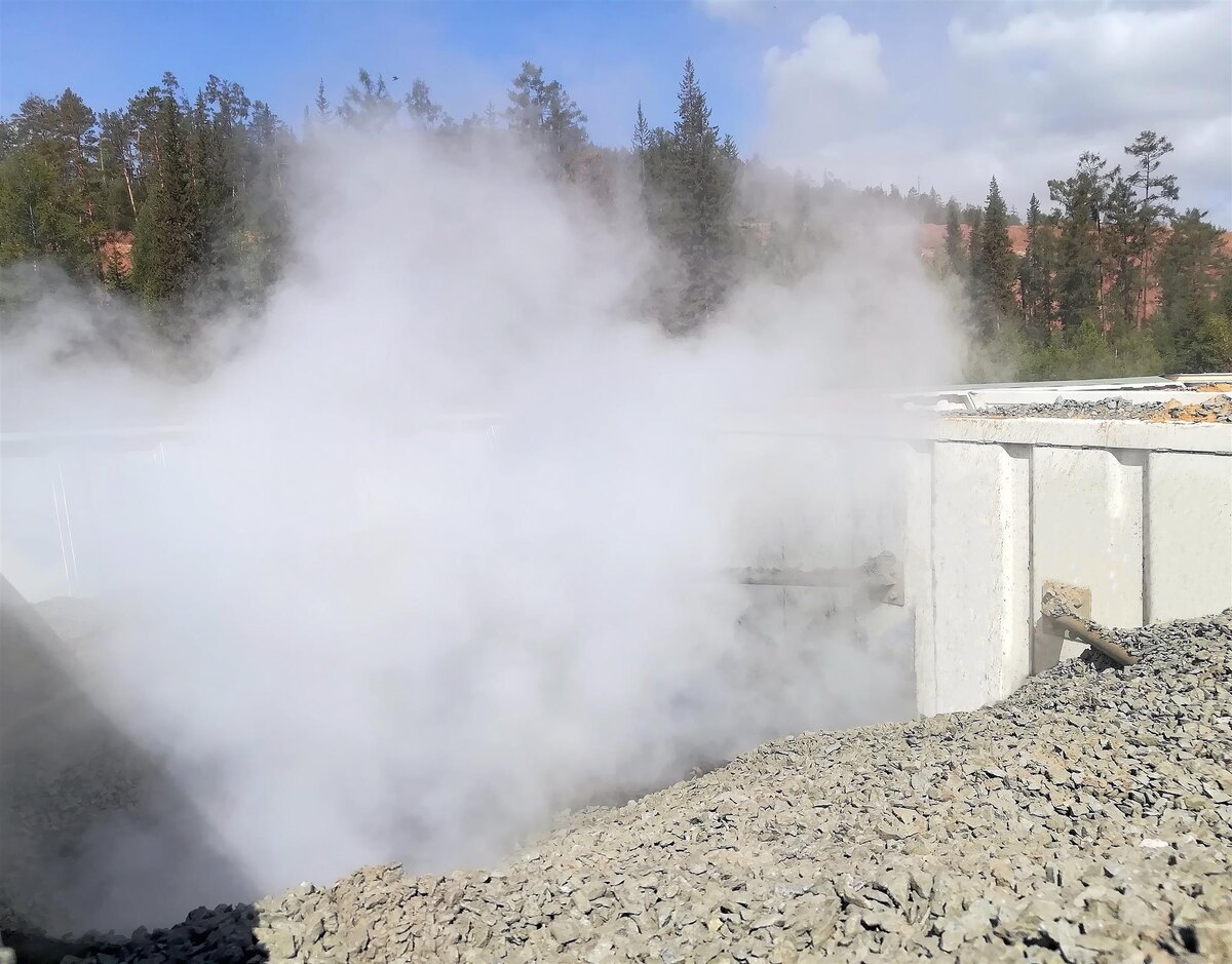 Парогазоводушная смесь в бункерах бетонного завода. Фотобанк ООО "ЭЛКОН"