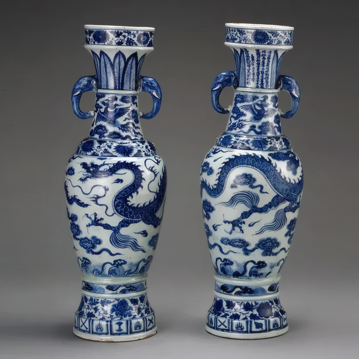 Знаменитые «Вазы Давида» (1351 г., эпоха Юань) – одни из первых образцов сине-белого фарфора с кобальтовой росписью драконов. (Британский музей, Лондон)