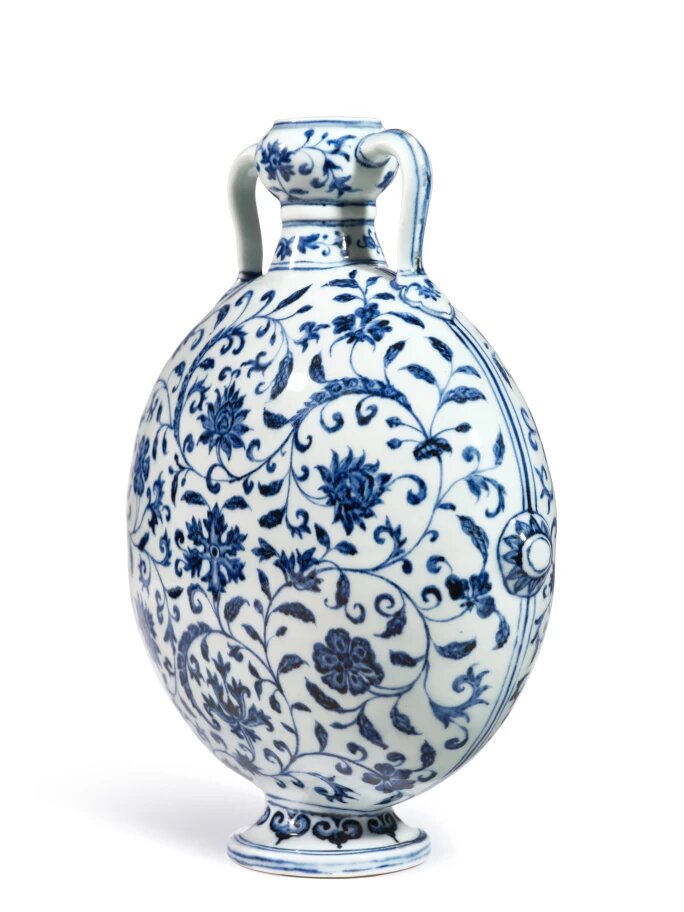 Китайская фарфоровая фляга «лунообразной» формы (эпоха Мин, XV в.) – пример сосуда, вдохновлённого ближневосточной металлической утварью; роспись сочетает китайские цветы и арабески. (фото: Sotheby's)