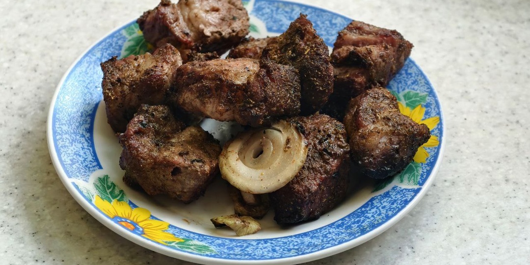 Сочный и очень мягкий шашлык из свиной шеи в растительном масле (рецептом поделился шеф-повар из ресторана)