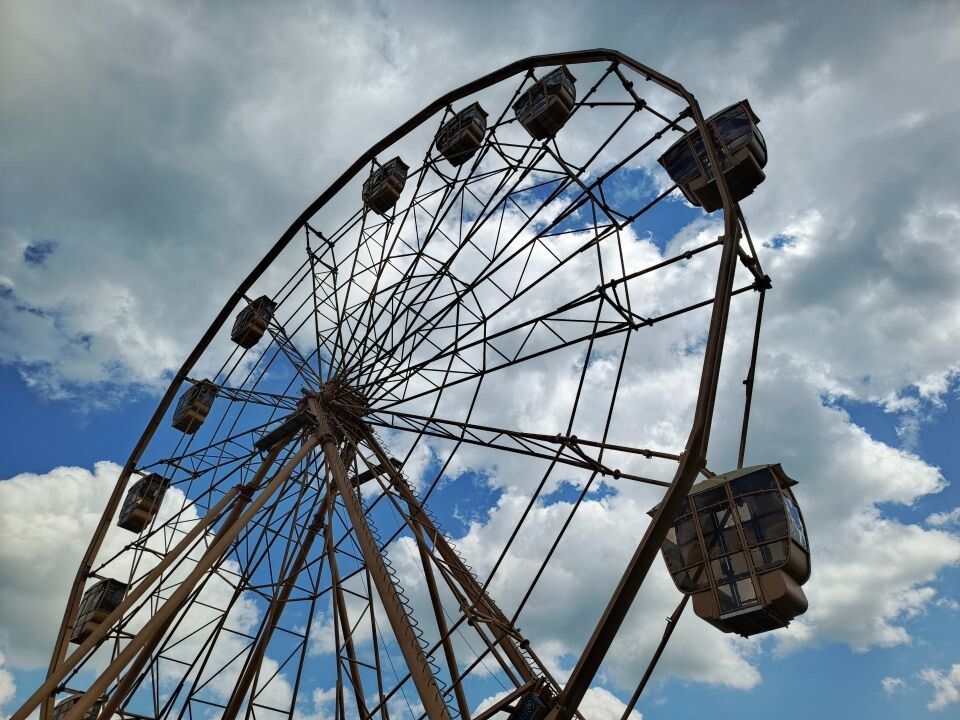    Монтаж кабинок нового колеса обозрения в Барнауле. Источник: Илья Кочетков