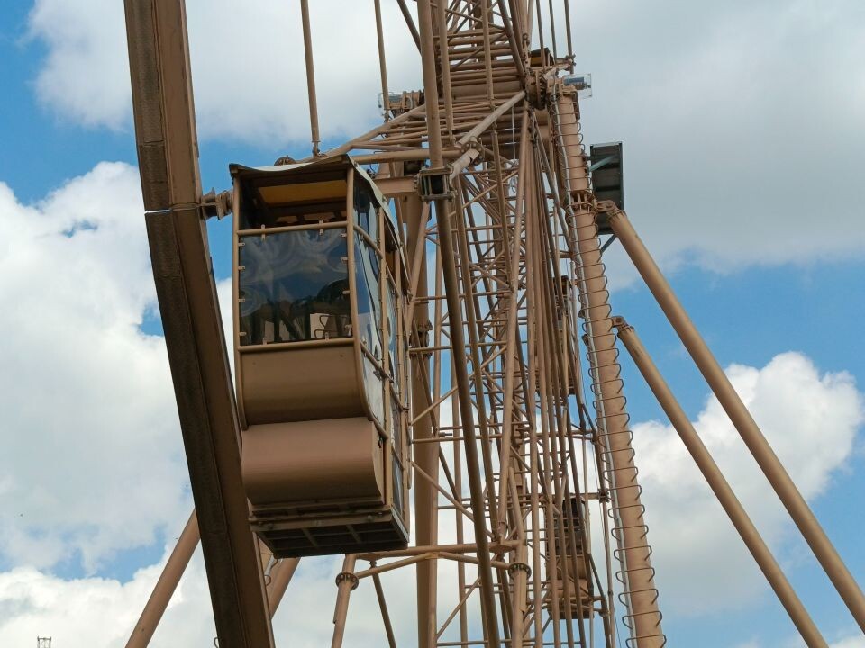    Монтаж кабинок нового колеса обозрения в Барнауле. Источник: Илья Кочетков