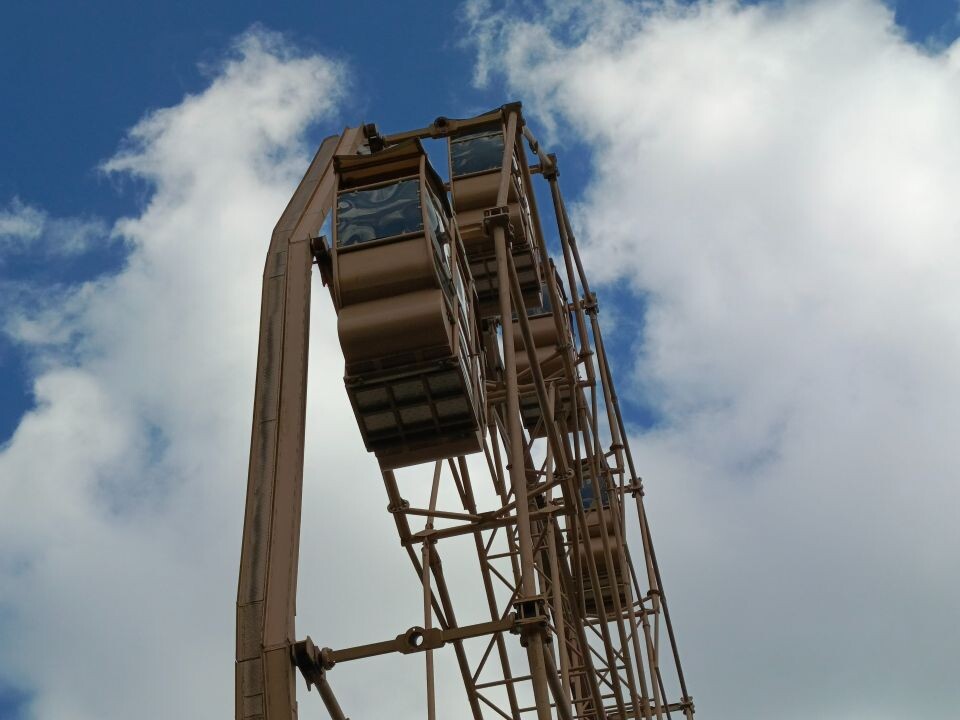    Монтаж кабинок нового колеса обозрения в Барнауле. Источник: Илья Кочетков