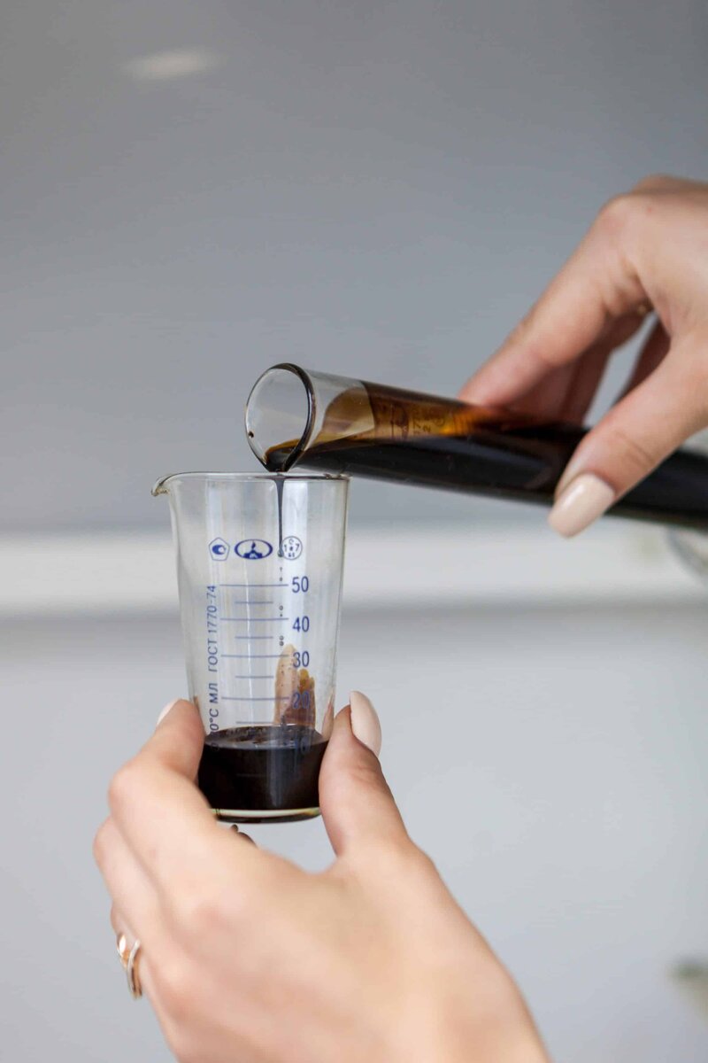    Черная и коричневая — самые распространенные цвета нефти / © Павел Струнов, ПНИПУ