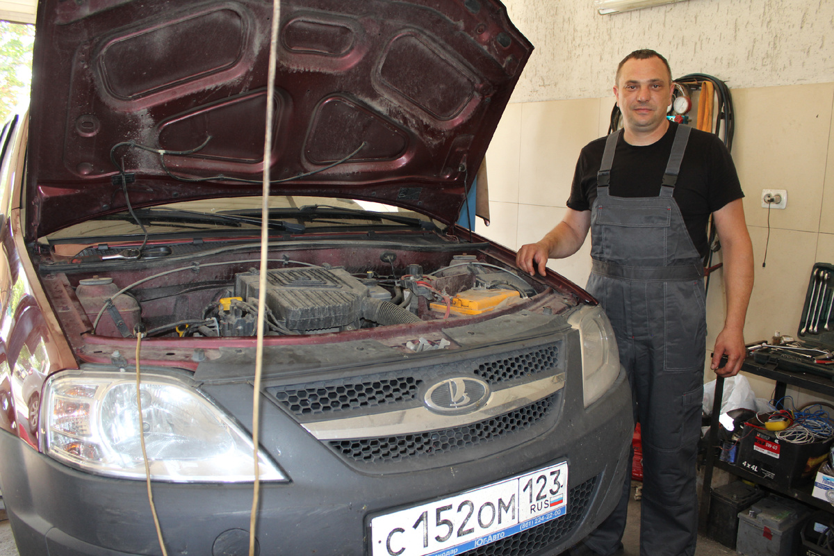 Владимир Скворцов не только устраняет поломки, но и объясняет водителям причины неисправностей.