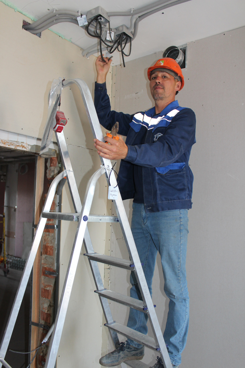 Владимир Еремеев монтирует проводку.