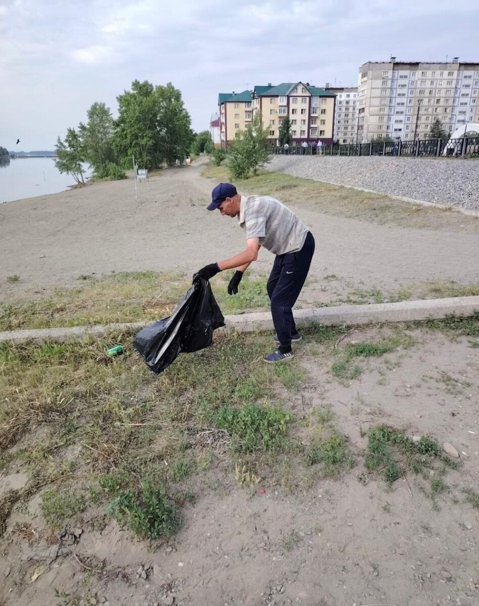    Уборка пляжей в Бийске. Источник: t.me/admbiysk