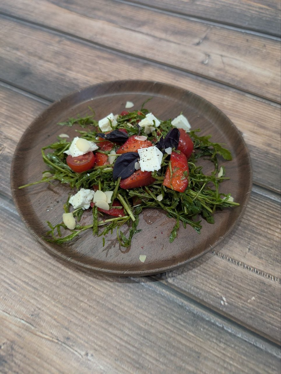 Вот такой интересный салат получился, с виду кажется, что там только томаты черри, и нет клубники. но это не так.