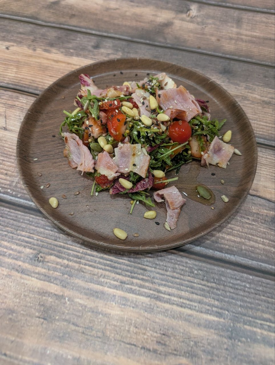 На мой взгляд, бекон отлично "поженился" с клубникой.