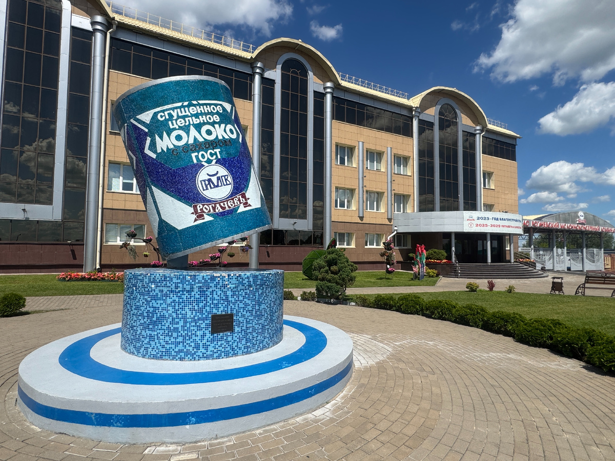 Памятник сгущенки при входе на Рогачевский комбинат.