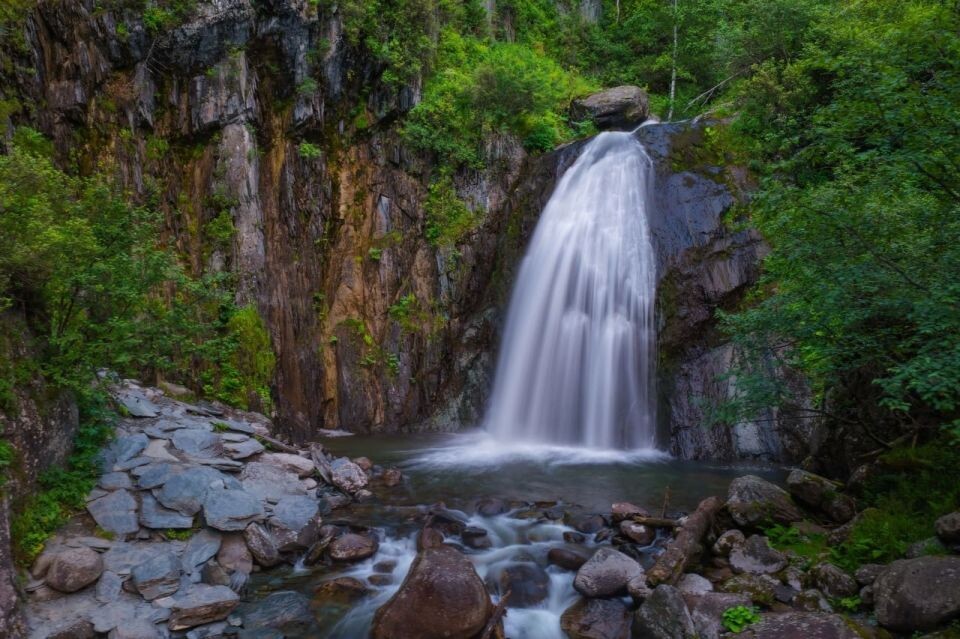    Летний вечер на водопаде Корбу. Источник: Роман и Татьяна Воробьевы